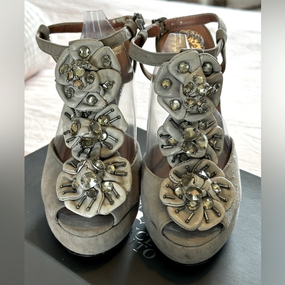 Gorgeous Vince Camuto Heels - Picture 1 of 7